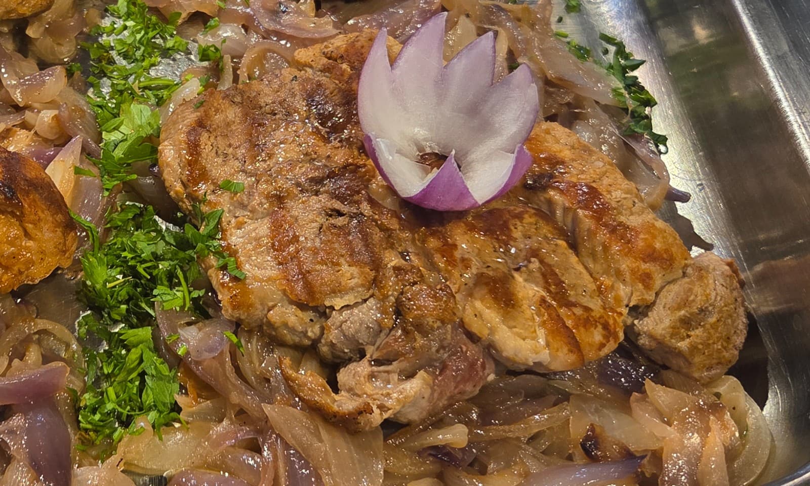 Cotlet cu ceapa rosie caramelizata